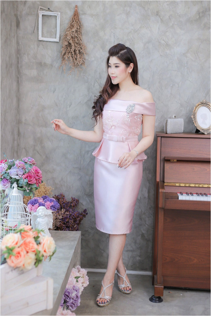 ชุดออกงาน/ชุดไปงานแต่งงานสีชมพู เปิดไหล่ ทรงเข้ารูป ลุคเรียบหรู สวยสง่า