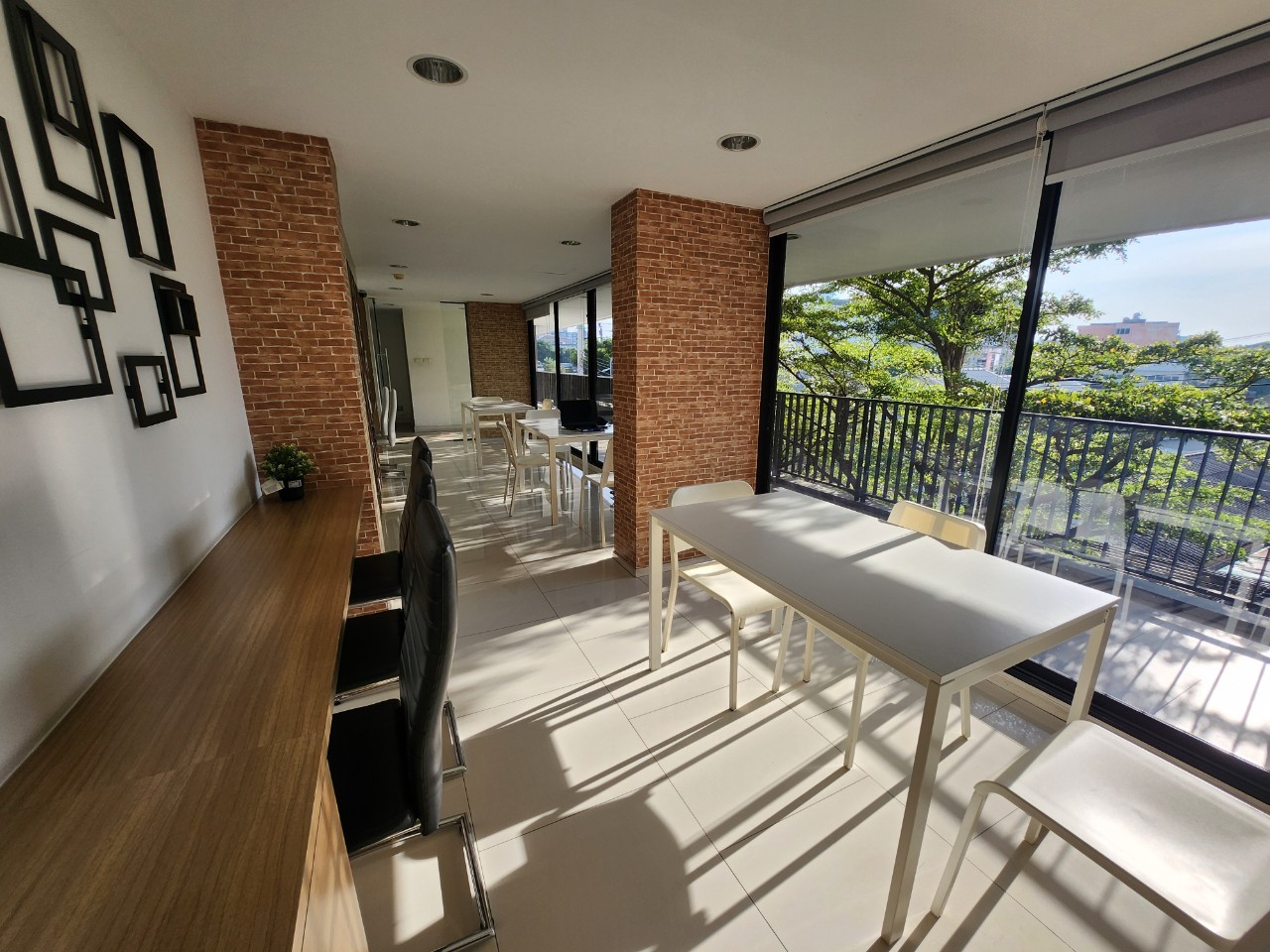 ขายคอนโด The Green Condo 3 เดอะ กรีน คอนโด 3 เฟส : 3 ชั้น: 7 แบบ 1 ห้องนอน 1 ห้องน้ำ 1 ห้องนั่งเล่นและ 1 ห้องครัว ขนาด 31.5 ตารางเมตร