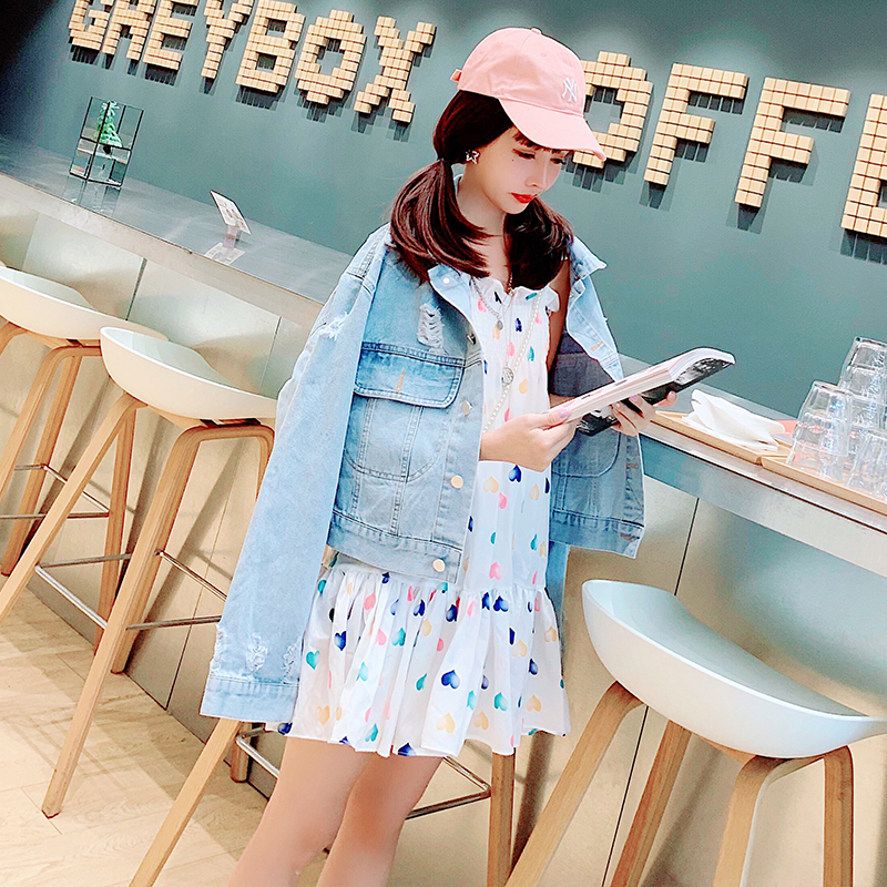 พรีออเดอร์ : เสื้อแจ็คเก็ตยีนส์สไตล์น่ารักด้านหลังปักดอกไม้และอักษรตามแบบ แขนยาว