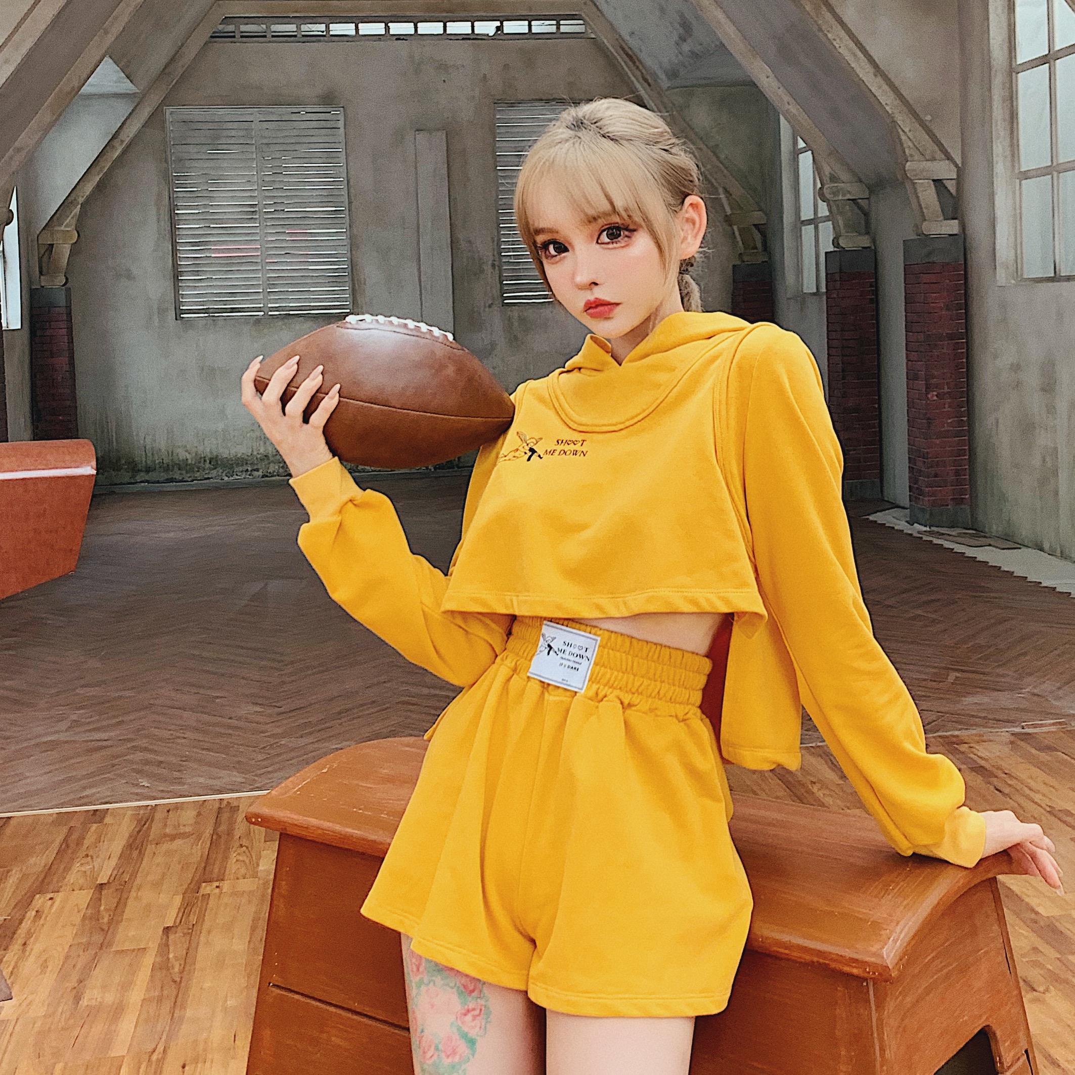 Girly Fancy Club : ชุดเซ็ทแฟชั่นสไตล์สปอร์ต เสื้อแขนยาวด้านหน้าครอปสั้นแขนยาวมีฮูท + กางเกงขาสั้นขอบเอวยางยืด มีให้เลือก 2 สี งานแบรนด์
