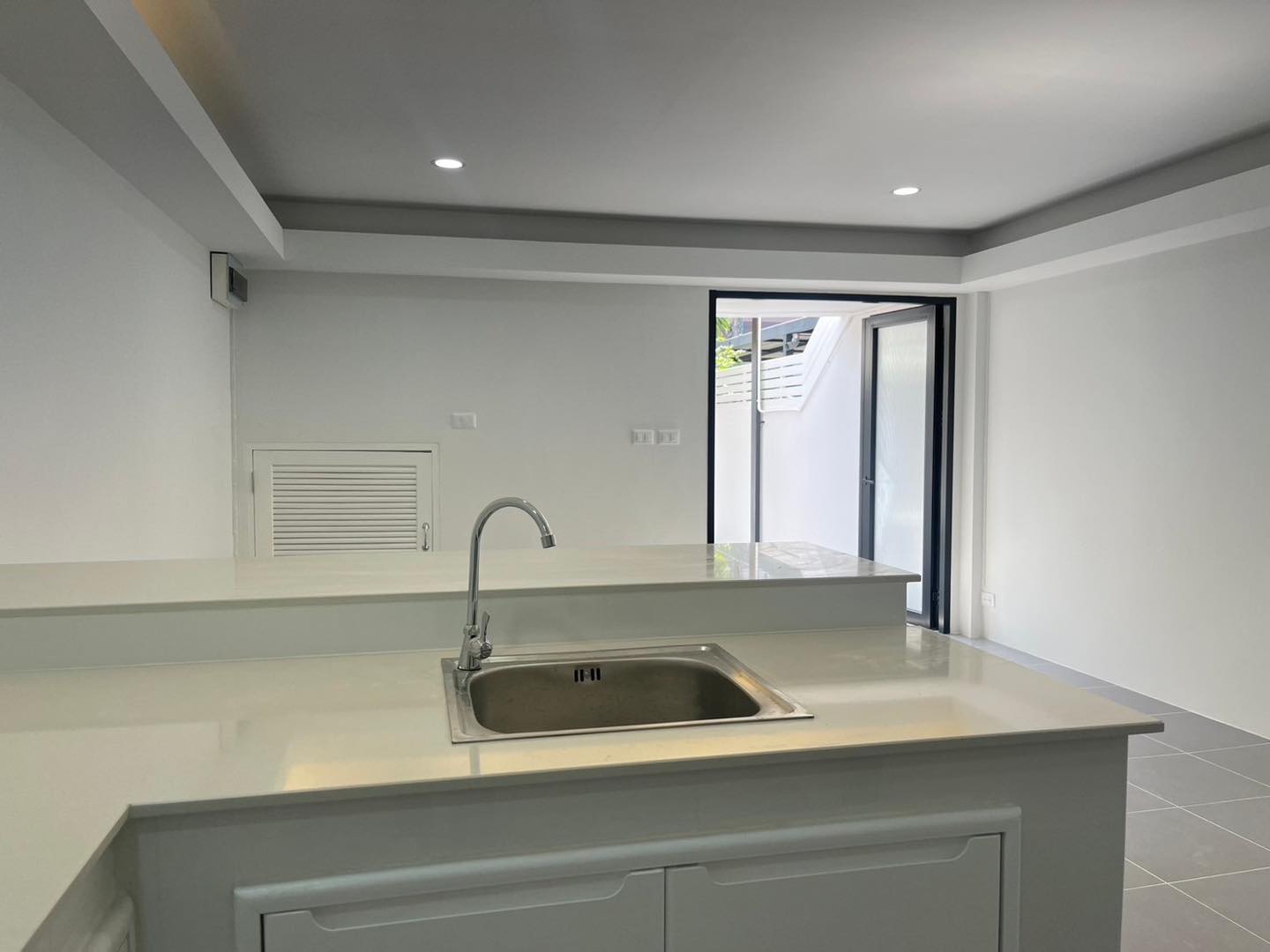 ด่วน! ทาวน์โฮม 3 ชั้น ติวานนท์ 43 ใกล้ MRT สามัคคี ✨ รีโนเวทใหม่หมดจด! ราคาพิเศษ ฿3.99 ล้าน