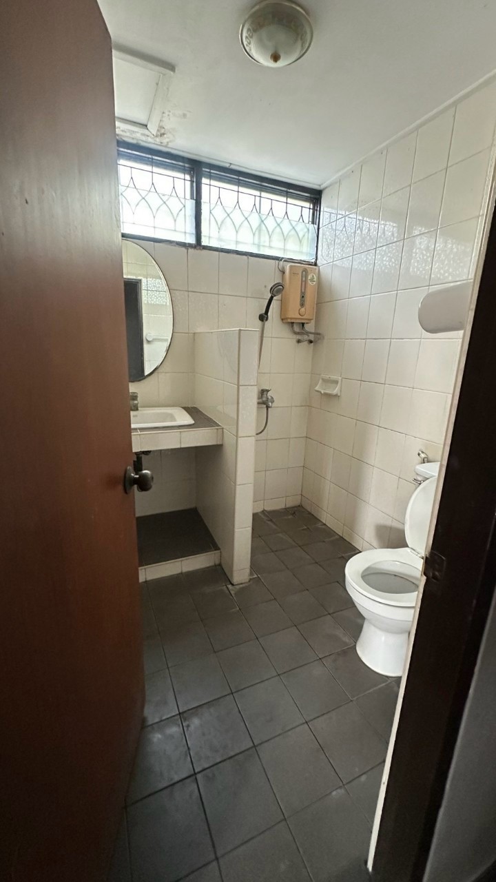 ให้เช่าบ้านเดี่ยว 2 ชั้น ซอยลาดพร้าว 1 แยก 25 มี 5 ห้องนอน 3 ห้องน้ำ 1 ห้องครัว 1 ห้องรับแขก นอกบ้านมีห้องเก็บของ