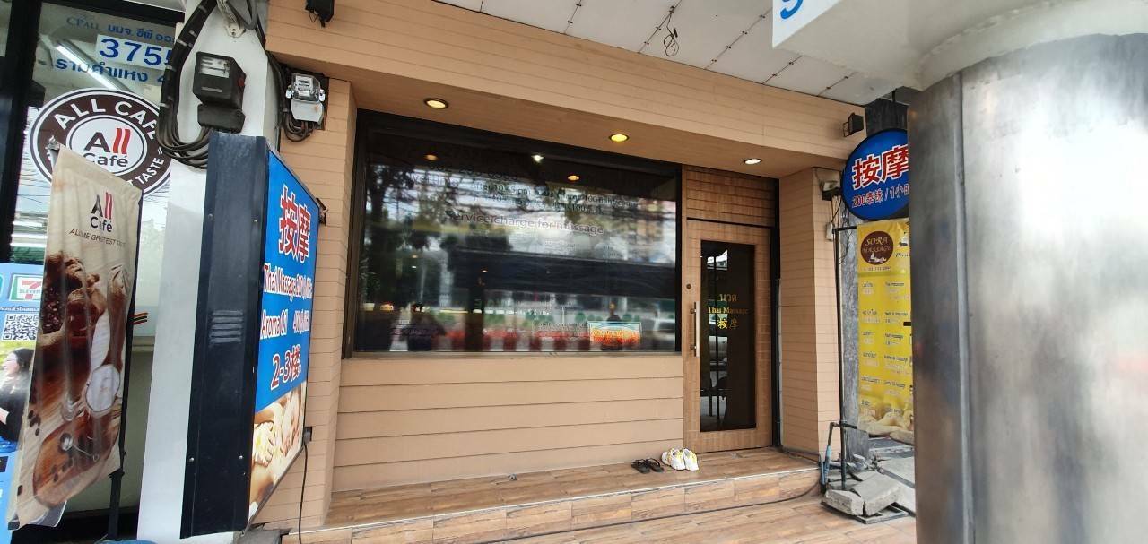 ขาย / เช่า ตึกแถว ตกแต่งแล้วบางส่วน เลขที่ 2272/2 สูง 6 ชั้น 5 นอน 5 น้ำ 300 ตร.ม ติดถนนใหญ่รามคำแหง 42