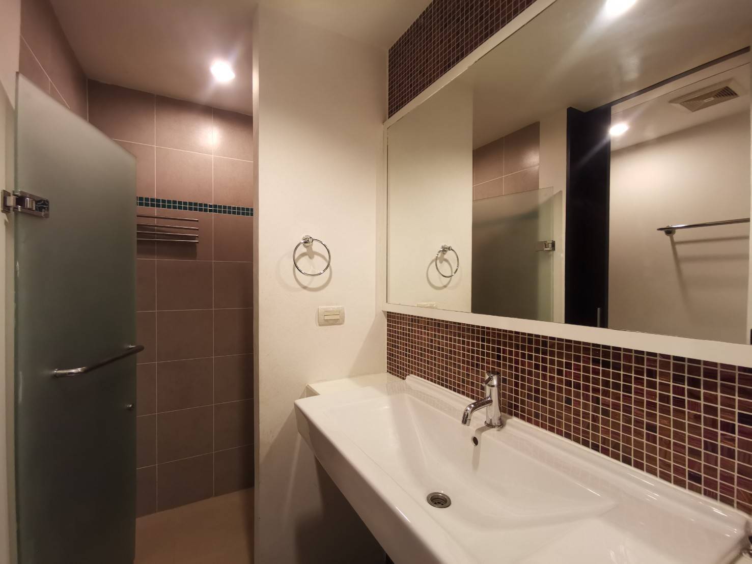 For Rent The muse condo Sukhumvit 64/2 Close to Punnawiti BTS Type : 2 Bed 2 Bath Area : 80 Sq.m. Floor : 3 Price : 23,000