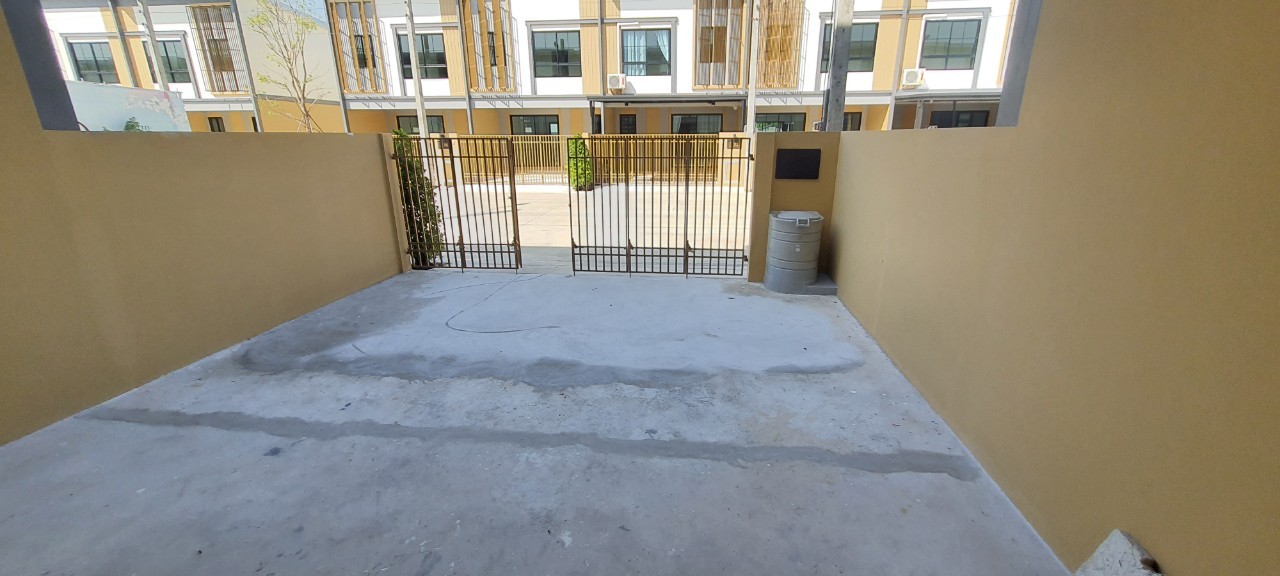 ขายด่วน ซื้อบ้านมีเงินทอน 800,000 บาท ทาวน์เฮ้าส์ไซส์ใหญ่ 2 ชั้น บ้านใหม่มือ 1 หน้ากว้าง 5.7 เมตร พื้นที่ 21 ตร.วา