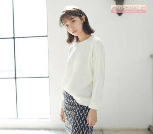 Sweater เสื้อสเวทเตอร์แขนยาว สีขาว ทรงสวย จะใส่เดี่ยวไหรือใส่โค้ทคลุมก็เริ่ด