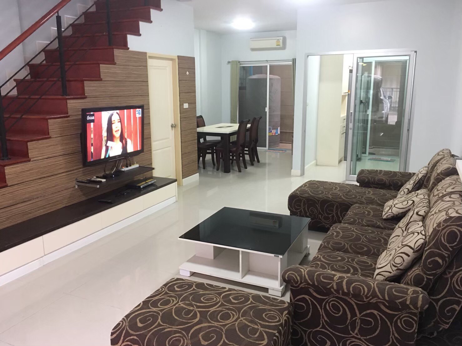 ให้เช่าทาวน์โฮมตกแต่งใหม่ 3 ชั้น 3 ห้องนอน 3 ห้องน้ำ หมู่บ้าน Vista Park วิสต้าพาร์ค-แจ้งวัฒนะ หมู่บ้านทำเลดี ติดถนนใหญ่