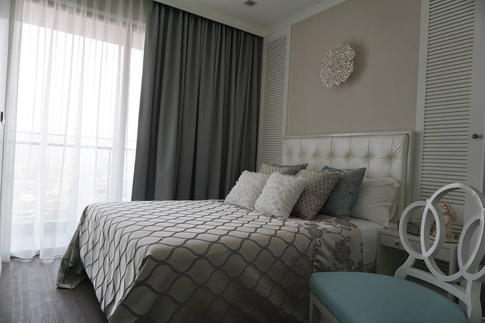 For rent A luxurious 3 bedrooms/bathrooms condo with large balcony overlooking onto the Chao Phraya River.