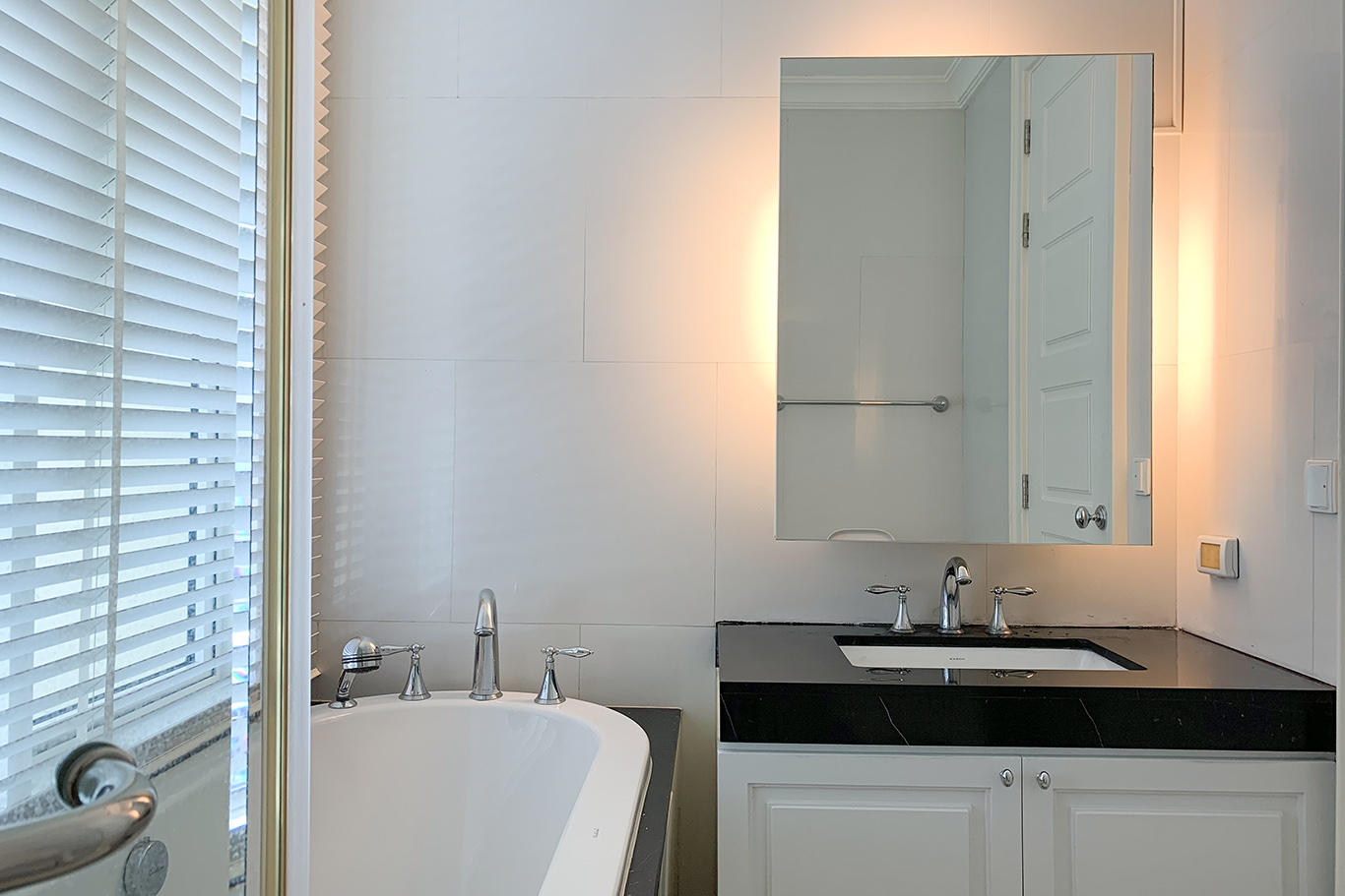 ให้เช่าคอนโด Royce Private Residences (รอย์ช ไพรเวท เรสซิเดนซ์ส) 2 ห้องนอน 2 ห้องน้ำ ขนาด 111.33 ตรม