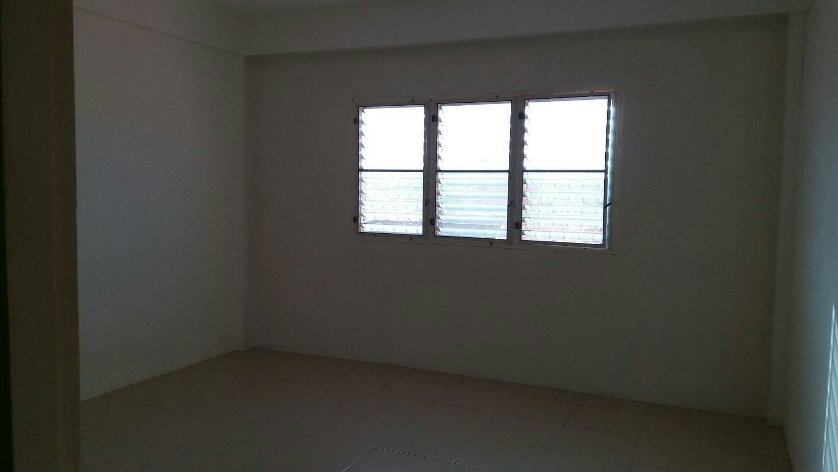 ขายตึกแถว 2 ชั้นครึ่ง พร้อมคนเช่า ที่ดิน 16 ตรว ค้าขายได้ จอดรถหน้าร้านได้ ถนน บ้านบน เนินพยอม