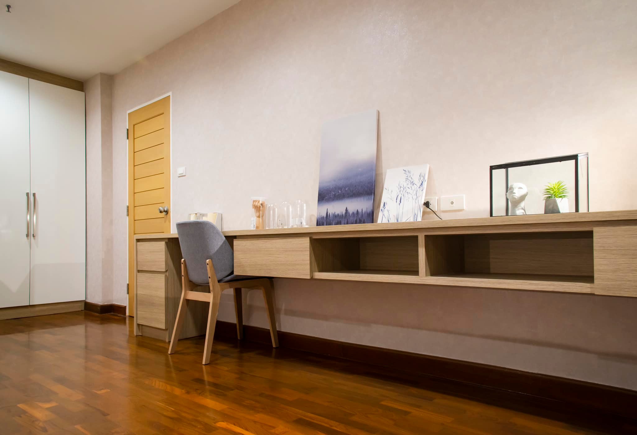 ✨ รหัสทรัพย์ 14007 ห้ามพลาด! คอนโดหรูใจกลางเมือง "บ้านเพลินจิต" ซอยร่วมฤดี 2 ให้เช่าด่วน! ✨ คอนโดทำเลทอง ใจกลางเพลินจิต! เดินทางสะดวกสุดๆ เพียง 300 เมตร จาก BTS เพลินจิต ชีวิตดีๆ เริ่มต้นที่นี่!