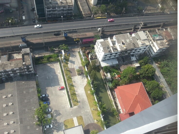 Chewathai Ramkamhaeng (ชีวาทัย รามคำแหง) 1 ห้องนอน ห้องมุม ชั้น 28 ขนาด 35 ตร.ม วิวเมือง - ถนน ราคา 15000 ต่อเดือน