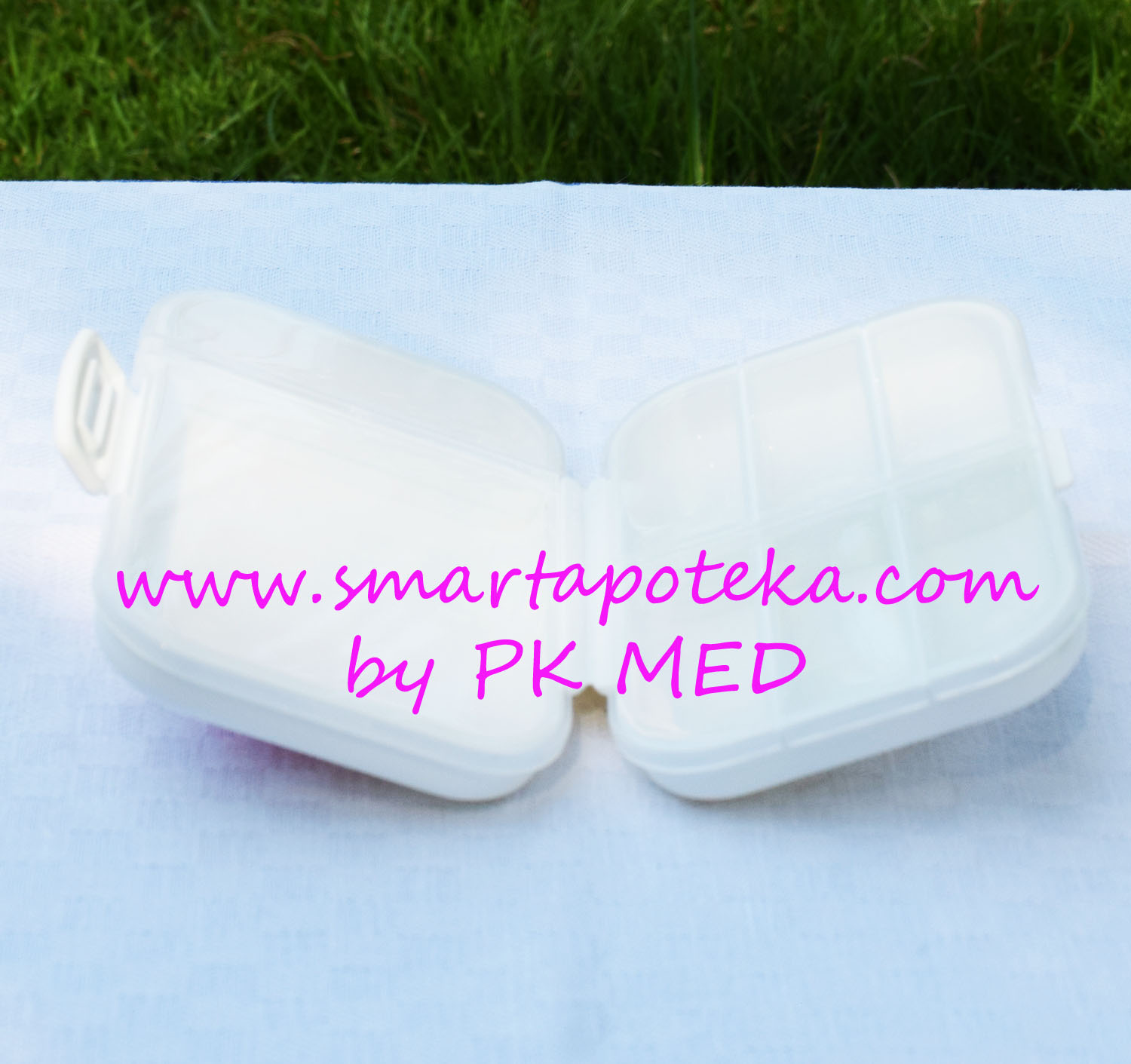 PK MED กล่องใส่ยาสามัญประจำบ้าน Size "S" (น้ำเงิน) + ตลับใส่เม็ดยา smile candy (สีชมพู) + ตลับใส่เม็ดยาพยาบาล (สีขาว/แดง) + ที่ตัดเม็ดยา (สีเขียว/น้ำเงิน)