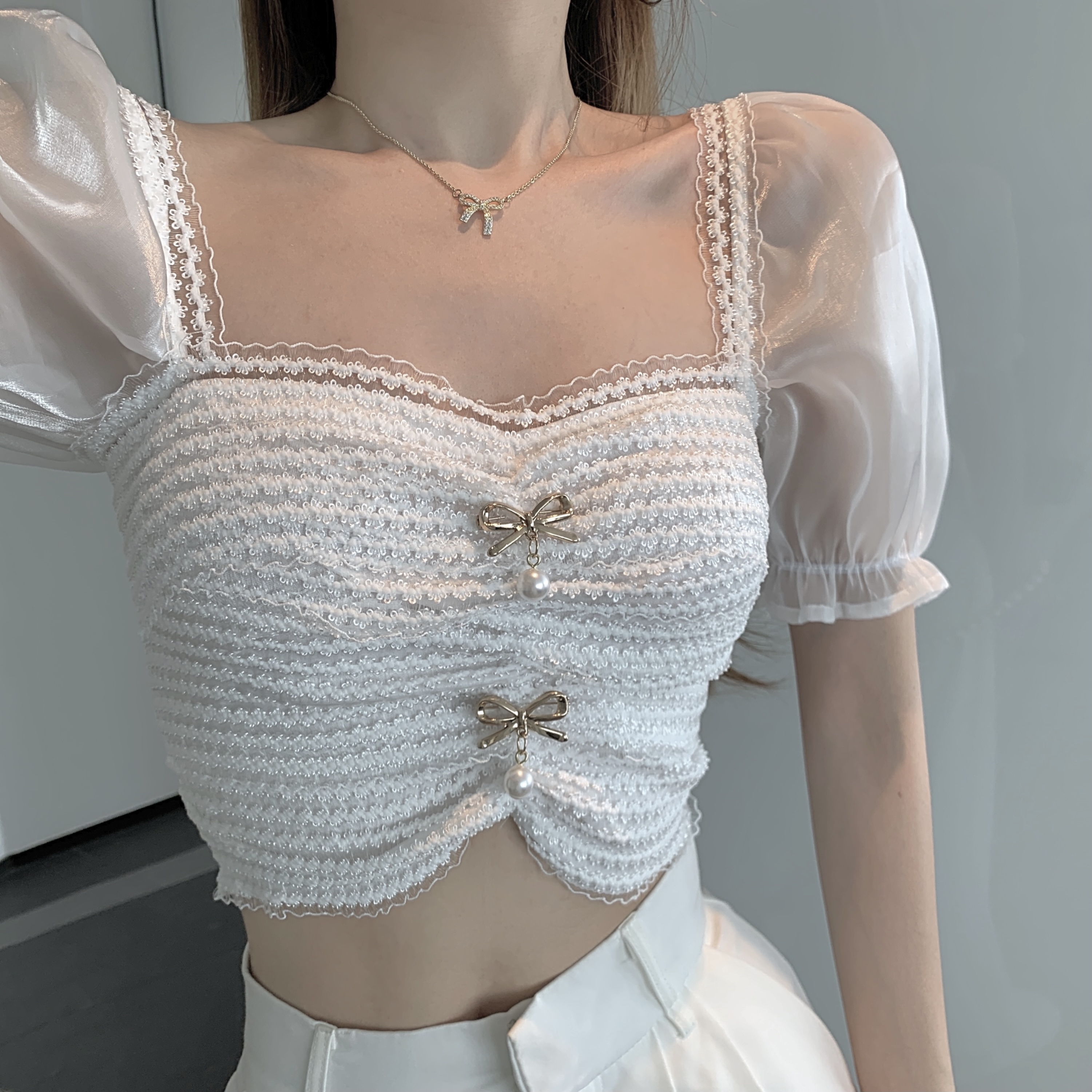 พรีออเดอร์ : เสื้อแฟชั่นสไตล์เกาหลีแขนสั้น ติดเข็มกลัดโบว์ตามแบบ