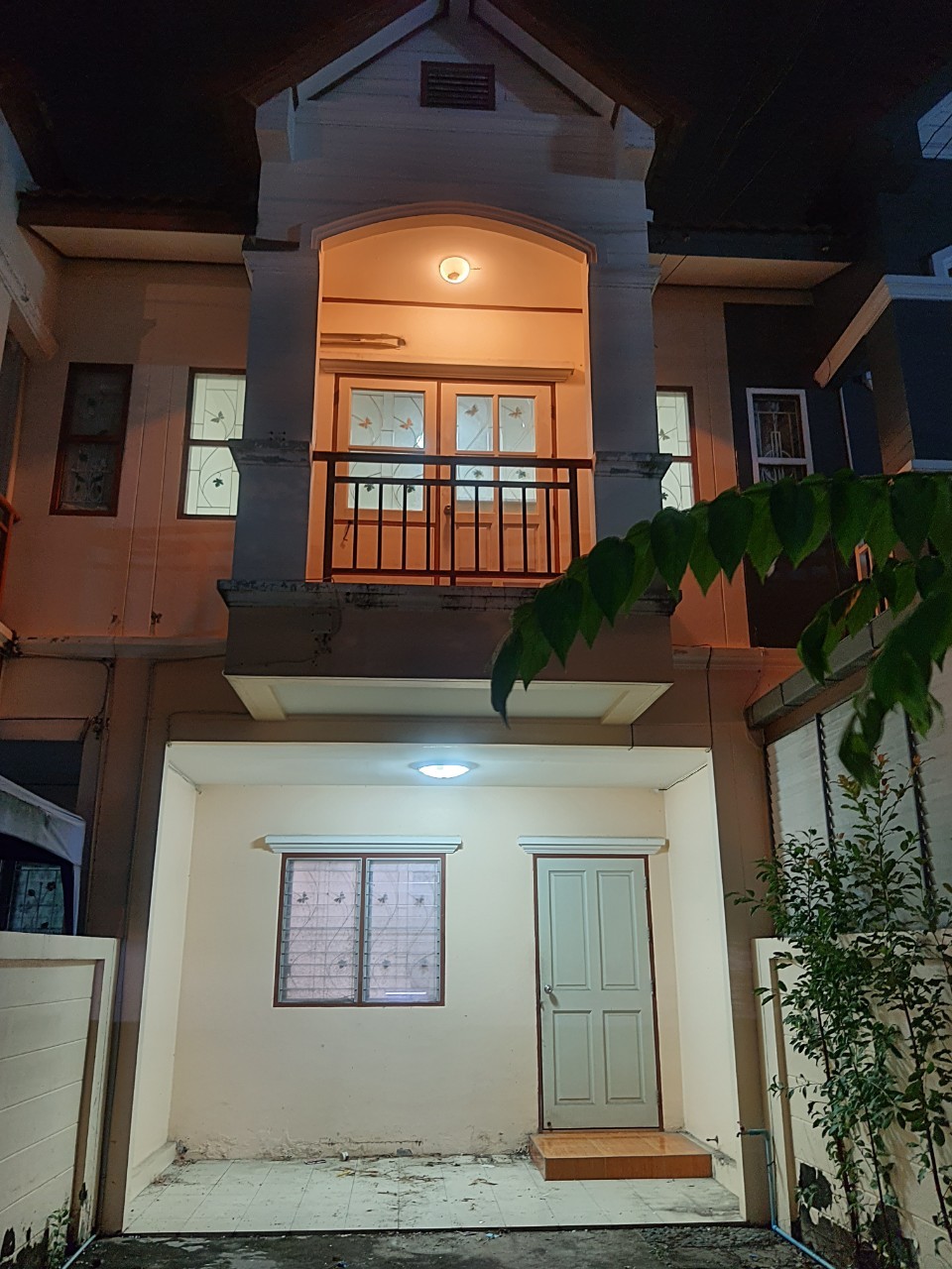 ให้เช่าทาวน์เฮ้าส์ 2 ชั้น หมู่บ้านกานต์มณีพาร์ค บางกรวย - ไทรน้อย 2 ห้องนอน 2 ห้องน้ำ 1 จอด (ในหมู่บ้านมีคลับเฮ้าส์ ให้บริการ)