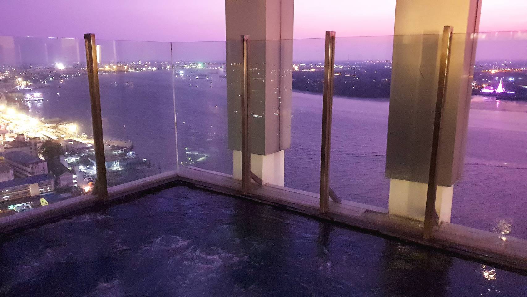 ขายคอนโด Knightsbridge Sky River Ocean (ไนท์บริดจ์ สกาย ริเวอร์ โอเชี่ยน) 1 ห้องนอน วิวโค้งแม่น้ำ