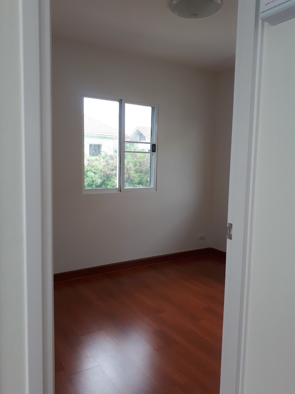 ให้เช่าบ้านแฝด หมู่บ้าน ลลิล กรีนวิลล์ วงแหวน – อ่อนนุช – สุวรรณภูมิ มือ 1 เนื้อที่ 60 ตารางวา พื้นที่ใช้สอย 140 ตารางเมตร 3 ห้องนอน 2 ห้องน้ำ