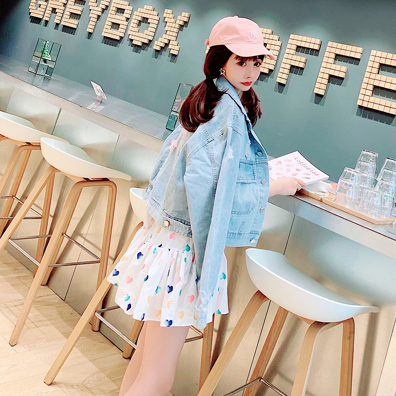 พรีออเดอร์ : เสื้อแจ็คเก็ตยีนส์สไตล์น่ารักด้านหลังปักดอกไม้และอักษรตามแบบ แขนยาว