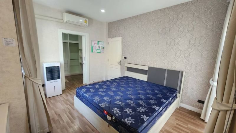 ให้เช่า บ้านเดี่ยว 3 ชั้นหรู ใหญ่ หมู่บ้าน ลุมพินี สวนหลวงร 9 ซอยเฉลิมพระเกียรติ 40/1 หนองบอน ประเวศ กรุงเทพ ห้องนอนใหญ่มาก