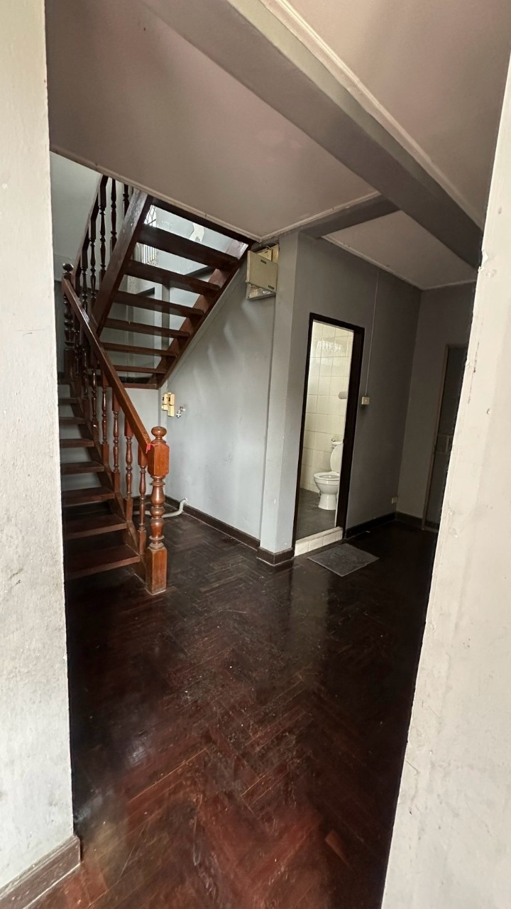 ให้เช่าบ้านเดี่ยว 2 ชั้น ซอยลาดพร้าว 1 แยก 25 มี 5 ห้องนอน 3 ห้องน้ำ 1 ห้องครัว 1 ห้องรับแขก นอกบ้านมีห้องเก็บของ