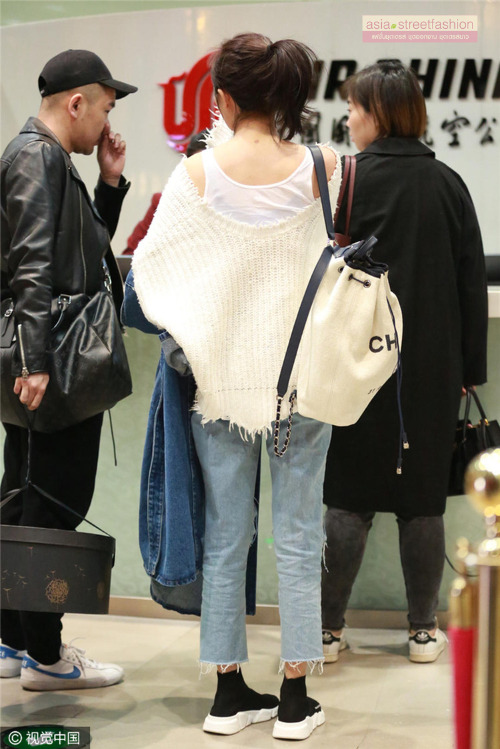 สีแดงสด สีจริงในภาพที่ 2 : เสื้อสเวตเตอร์ ไหมพรมคอเต่า ยืดได้เยอะมาก พร้อมส่ง