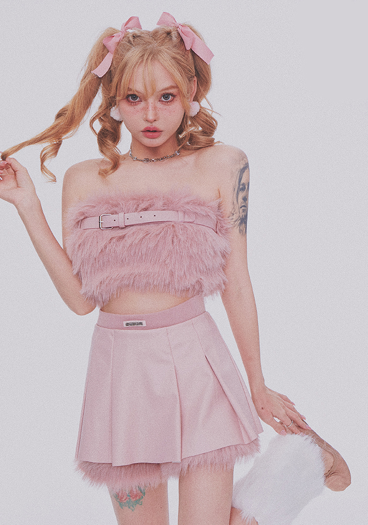 Girly Fancy Club : พรีออเดอร์ ชุดเซ็ทแฟชั่น (ราคาแยกชิ้น) เสื้อเกาะอกขนนุ่มแต่งเข็มขัด และ กระโปรงตามแบบ แบรนด์แท้