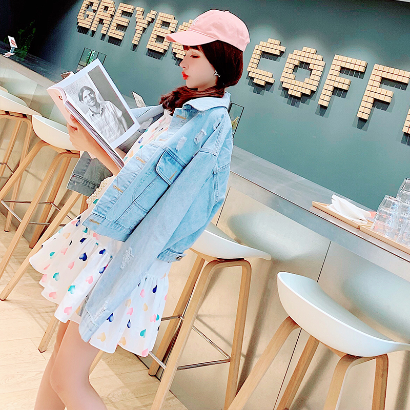 พรีออเดอร์ : เสื้อแจ็คเก็ตยีนส์สไตล์น่ารักด้านหลังปักดอกไม้และอักษรตามแบบ แขนยาว