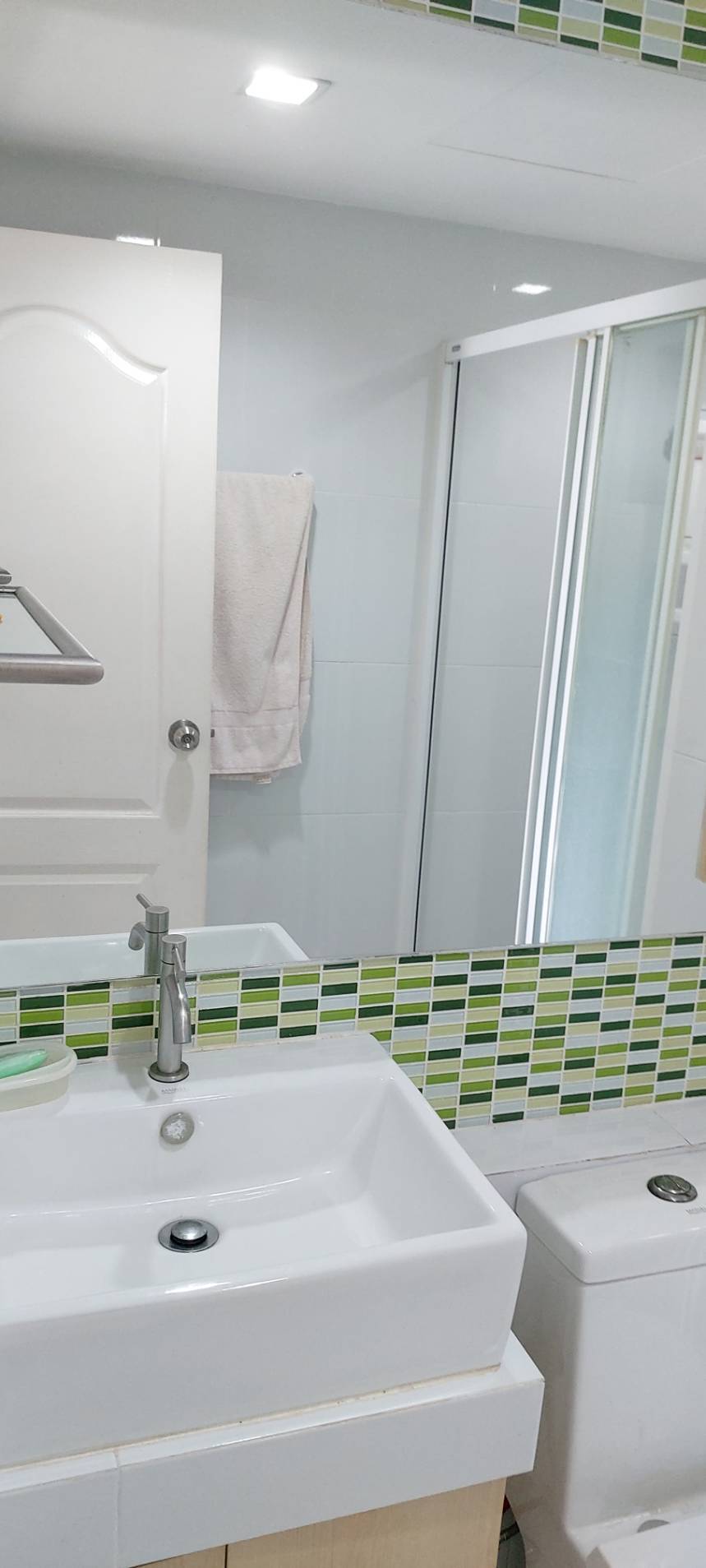 ขายคอนโด The Green Condo 3 เดอะ กรีน คอนโด 3 เฟส : 3 ชั้น: 7 แบบ 1 ห้องนอน 1 ห้องน้ำ 1 ห้องนั่งเล่นและ 1 ห้องครัว ขนาด 31.5 ตารางเมตร