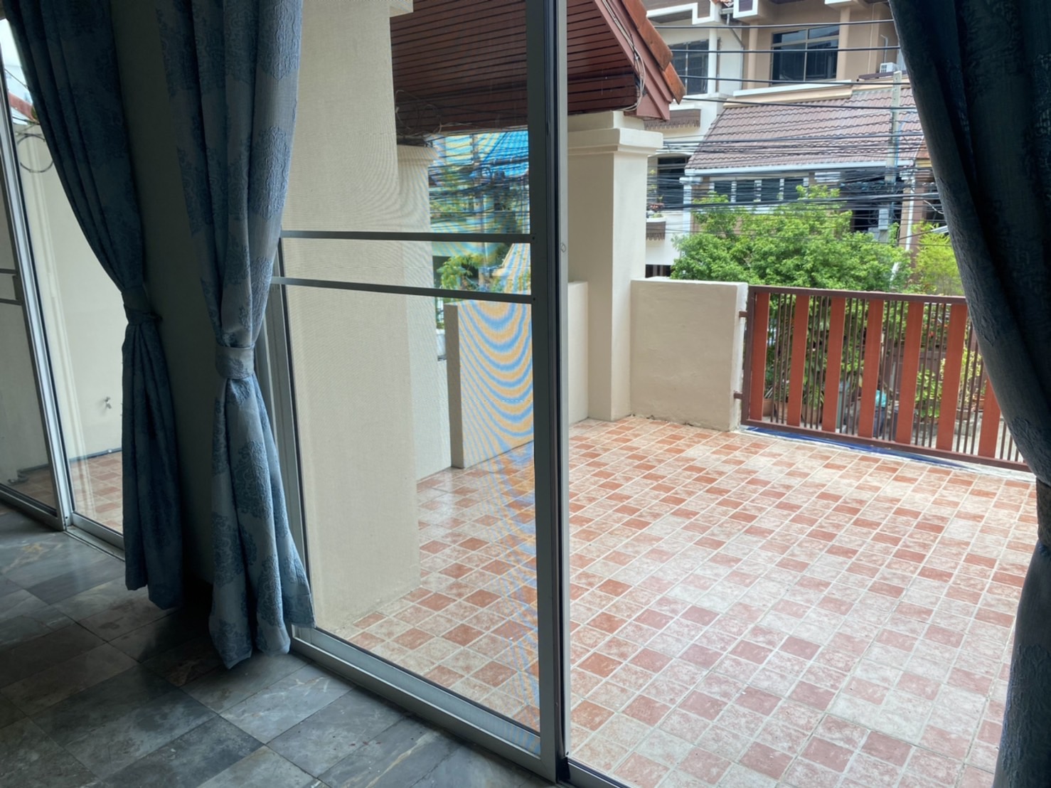 ให้เช่าทาวน์โฮม 4 ชั้น โครงการ รอยัล นครินทร์ วิลล่า 4 ห้องนอน 4 ห้องน้ำ +ห้องแม่บ้าน+ห้องเก็บของ จอดรถได้ 3 คัน