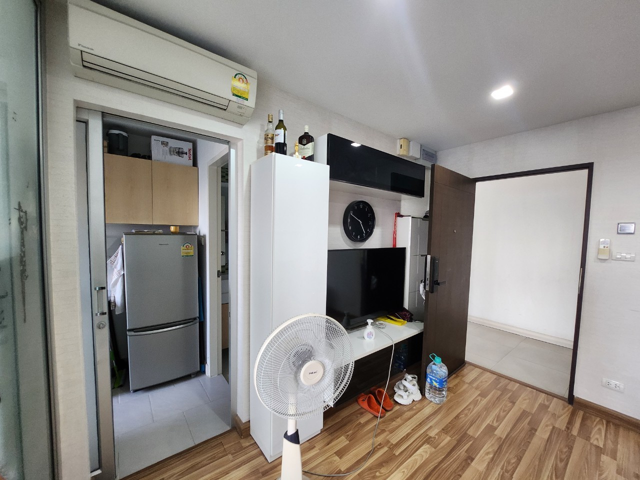 ขายคอนโด The Green Condo 3 เดอะ กรีน คอนโด 3 เฟส : 3 ชั้น: 7 แบบ 1 ห้องนอน 1 ห้องน้ำ 1 ห้องนั่งเล่นและ 1 ห้องครัว ขนาด 31.5 ตารางเมตร