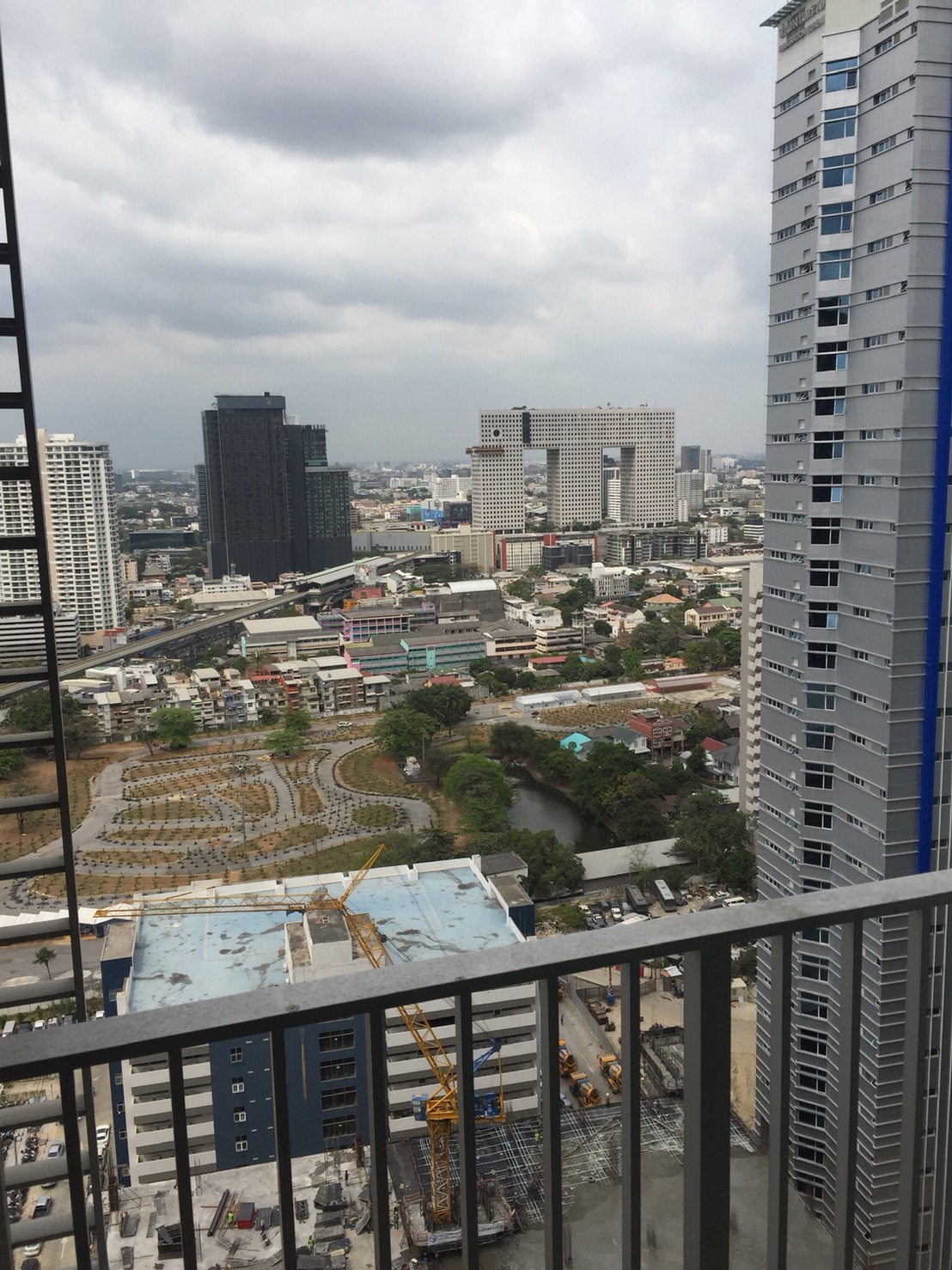 ขายด่วนคอนโด Abstracts Phahonyothin Park (แอ็บสแตร็กส์ พหลโยธิน พาร์ค 1 ห้องนอน 1 ห้องน้ำ ขนาด 44.19 ตรม ชั้น 31 วิว ตึกช้าง