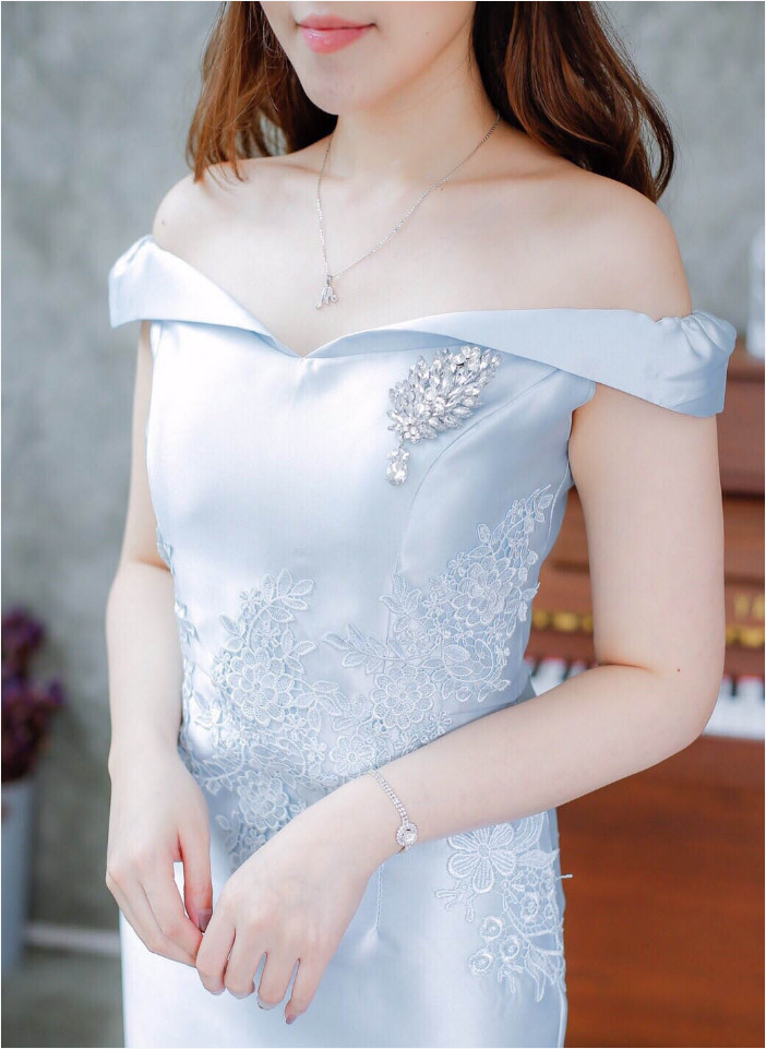 ชุดออกงาน ชุดไปงานแต่งงานสีฟ้า เข้ารูป เปิดไหล่ ผ้าไหมอิตาลี แนวหวานๆ สวยหรู ดูดี