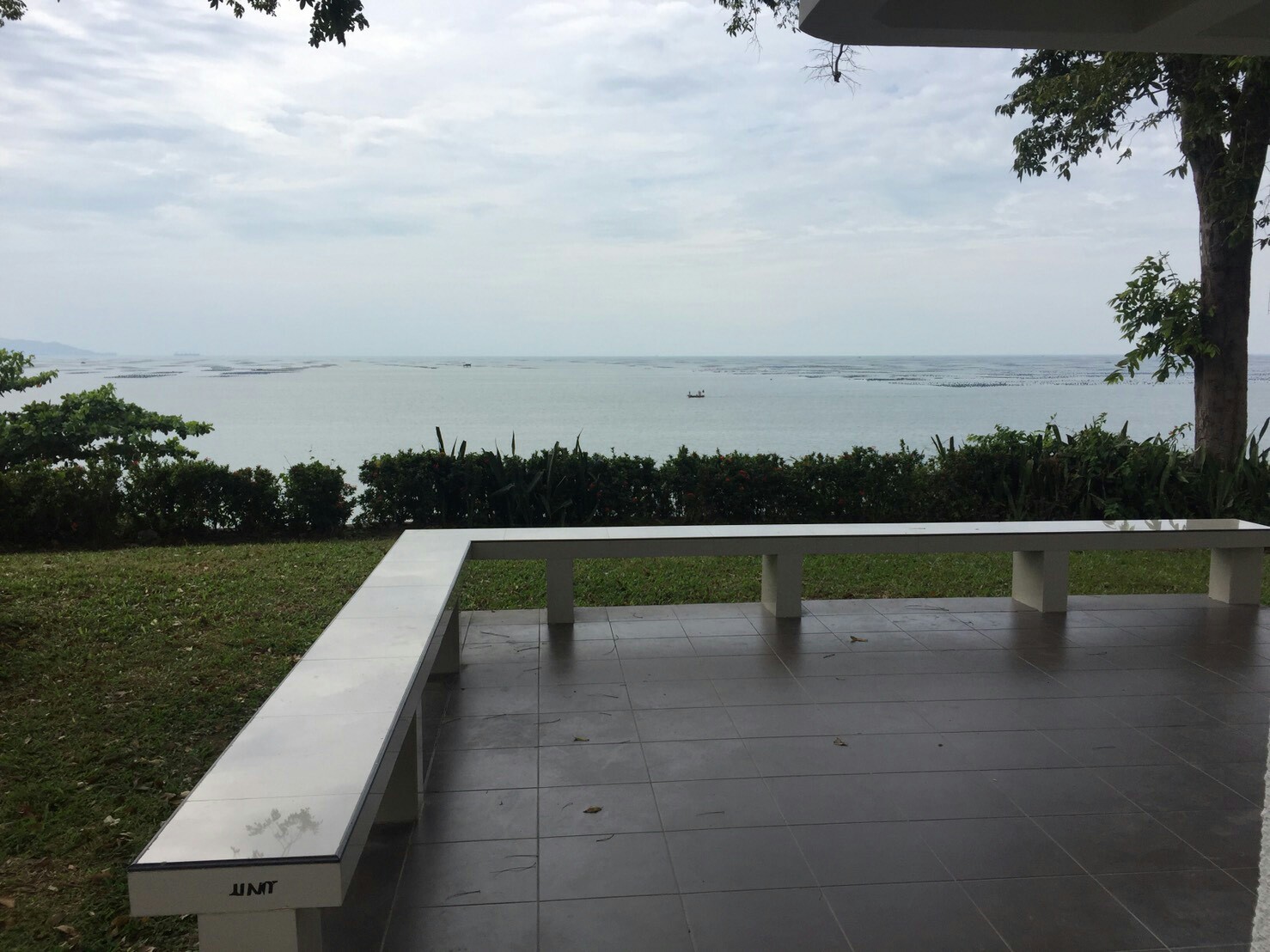 รหัสทรัพย์ 85855 ให้เช่าบ้านเดี่ยวติดทะเล ศรีราชา จ.ชลบุรี 3 ห้องนอน 2 ห้องน้ำ พื้นที่ 1 ไร่ ค่า 45,000 บาทต่อเดือน สัญญาเช่า 1 ปีขึ้นไป เดินทางตั้งต้นจากห้างโรบินสัน