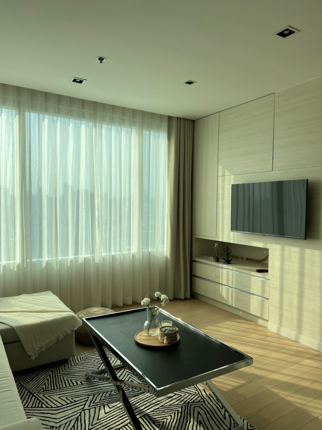 ขายคอนโด Eight Thonglor Residence (เอท ทองหล่อ เรสซิเดนซ์ ) ลักษณะห้อง - ขายคอนโดชั้น 23 วิวสระว่ายน้ำ ราคา 22 ล้าน