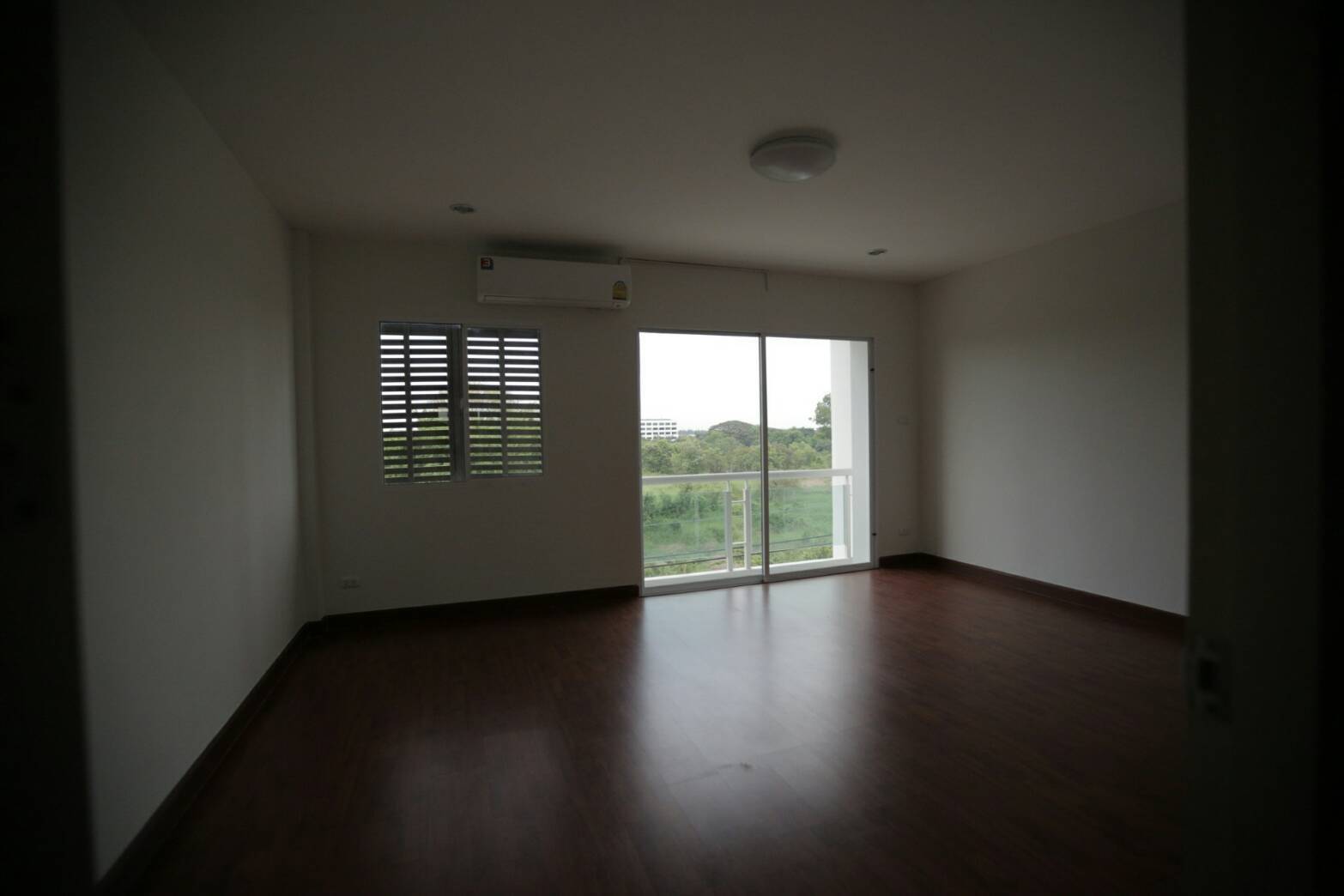 หมู่บ้านชวนชื่นโมดัส วิภาวดี ให้เช่าตึก 3.5 ชั้น ขนาด 20 ตร.วา หน้ากว้าง 5 เมตร