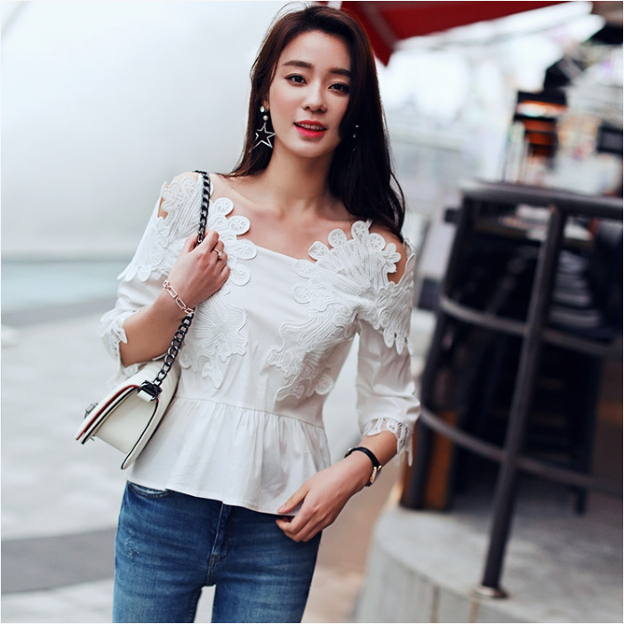 เสื้อลูกไม้สีขาว สายเดี่ยว ไหล่เว้า สวยเก๋ น่ารัก ดูดี