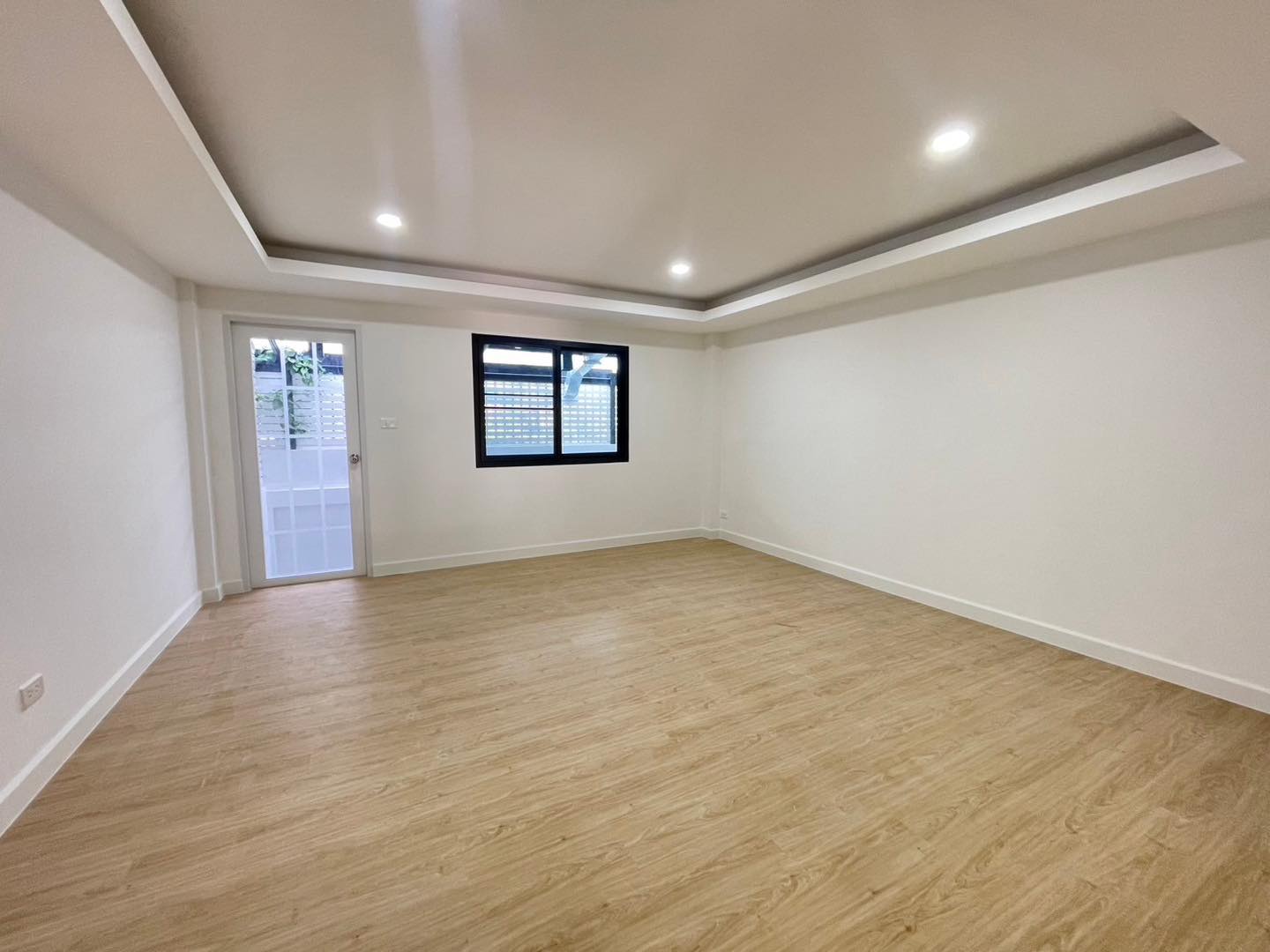 ด่วน! ทาวน์โฮม 3 ชั้น ติวานนท์ 43 ใกล้ MRT สามัคคี ✨ รีโนเวทใหม่หมดจด! ราคาพิเศษ ฿3.99 ล้าน