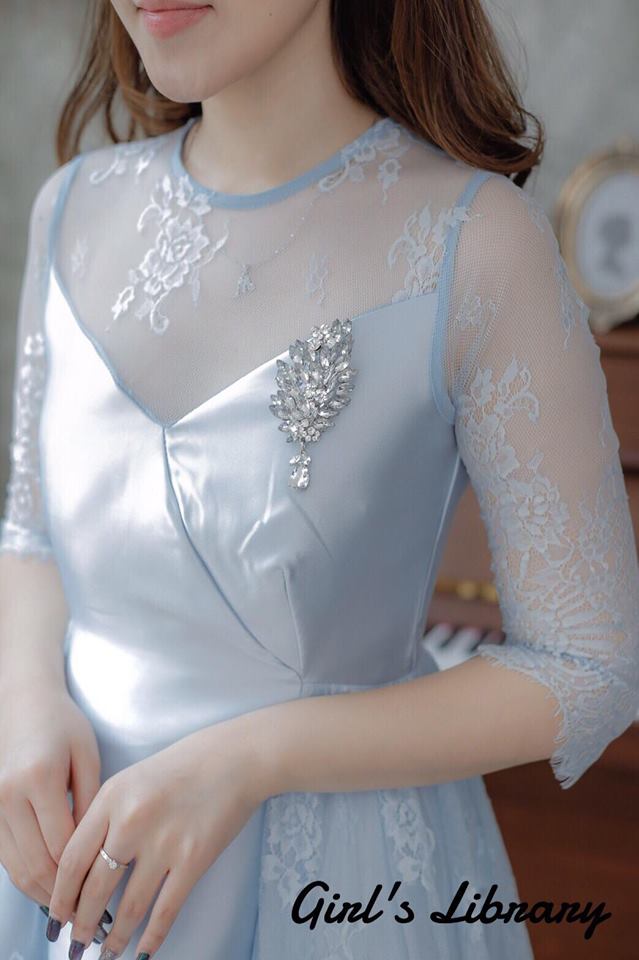 แฟชั่นชุดออกงาน ชุดไปงานแต่งงานสีฟ้า เดรสสั้นแขนสี่ส่วนแต่งลูกไม้ กระโปรงทรงบาน เรียบหรู สวยสง่า สไตล์เจ้าหญิง