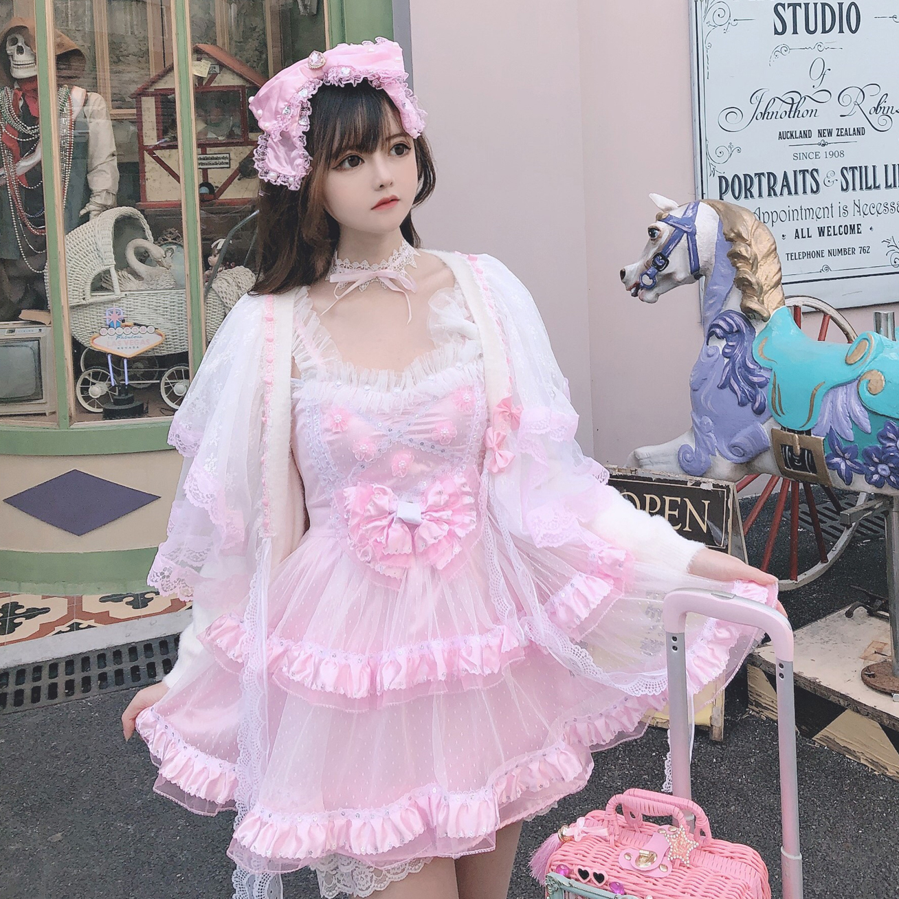 พรีออเดอร์ : เสื้อคลุมกันหนาวสไตล์โลลิต้าผ้าขนนุ่มสีขาวแต่งระบายลูกไม้คลุมไหล่สีชมพูหวานๆ ตามแบบ
