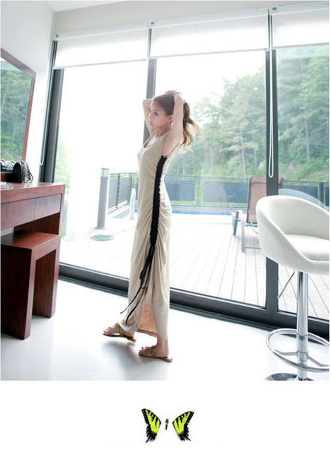 maxi dress ชุดเดรสยาว แฟชั่นเกาหลี ผ้าคอตตอน แต่งแถบสีดำด้านซ้ายมีสายรูดด้านข้าง ชายประโปรงเล่นระดับ สีเบจ Asia Street Fashion