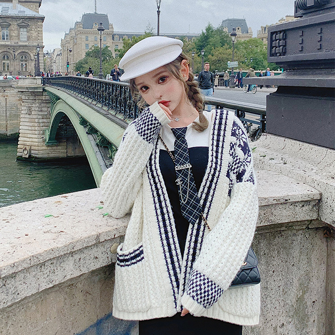 Girly Fancy Club : เสื้อคลุมสเวตเตอร์สีขาวแขนยาวถักลายตามแบบน่ารักๆ