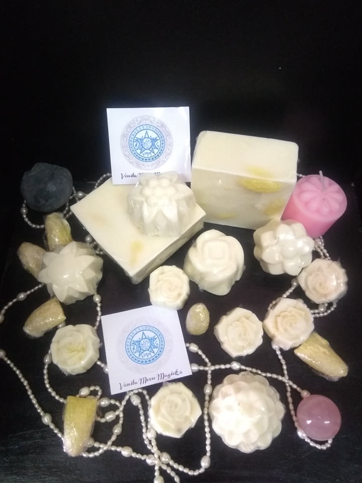 สบู่โปรตีนรังไหม FULL MOON SOAP