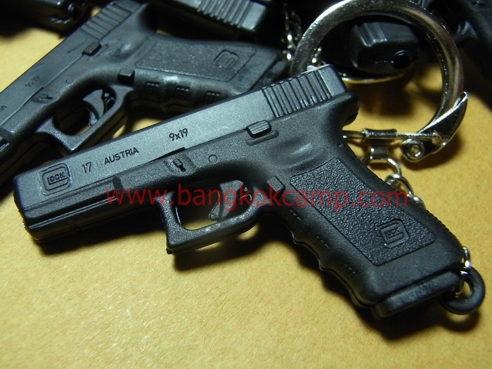 พวงกุญแจ ยี่ห้อปืน กล๊อก Glock (Limited Edition รุ่นแรก รุ่นนี้เลิกผลิตแล้ว) วัสดุโพลีเมอร์(วัสดุเดียวกับที่ทำปืน GLOCK) Made in Austria ....ใหม่ แท้