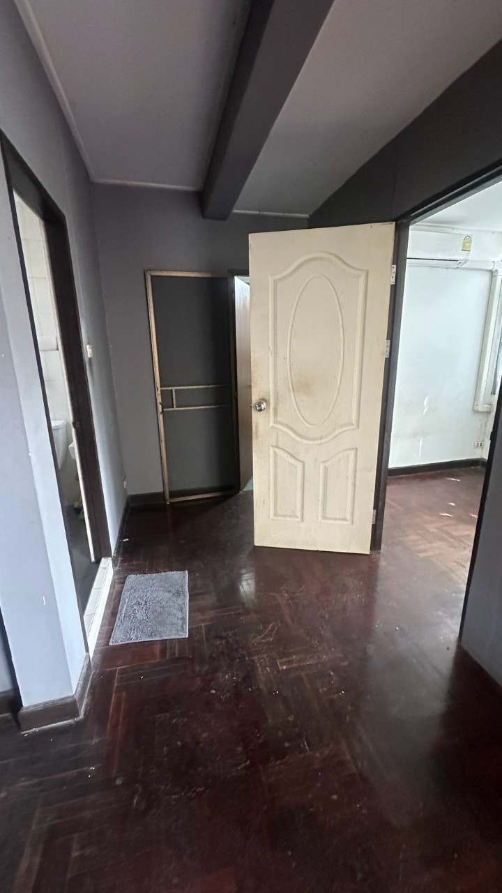 ให้เช่าบ้านเดี่ยว 2 ชั้น ซอยลาดพร้าว 1 แยก 25 มี 5 ห้องนอน 3 ห้องน้ำ 1 ห้องครัว 1 ห้องรับแขก นอกบ้านมีห้องเก็บของ