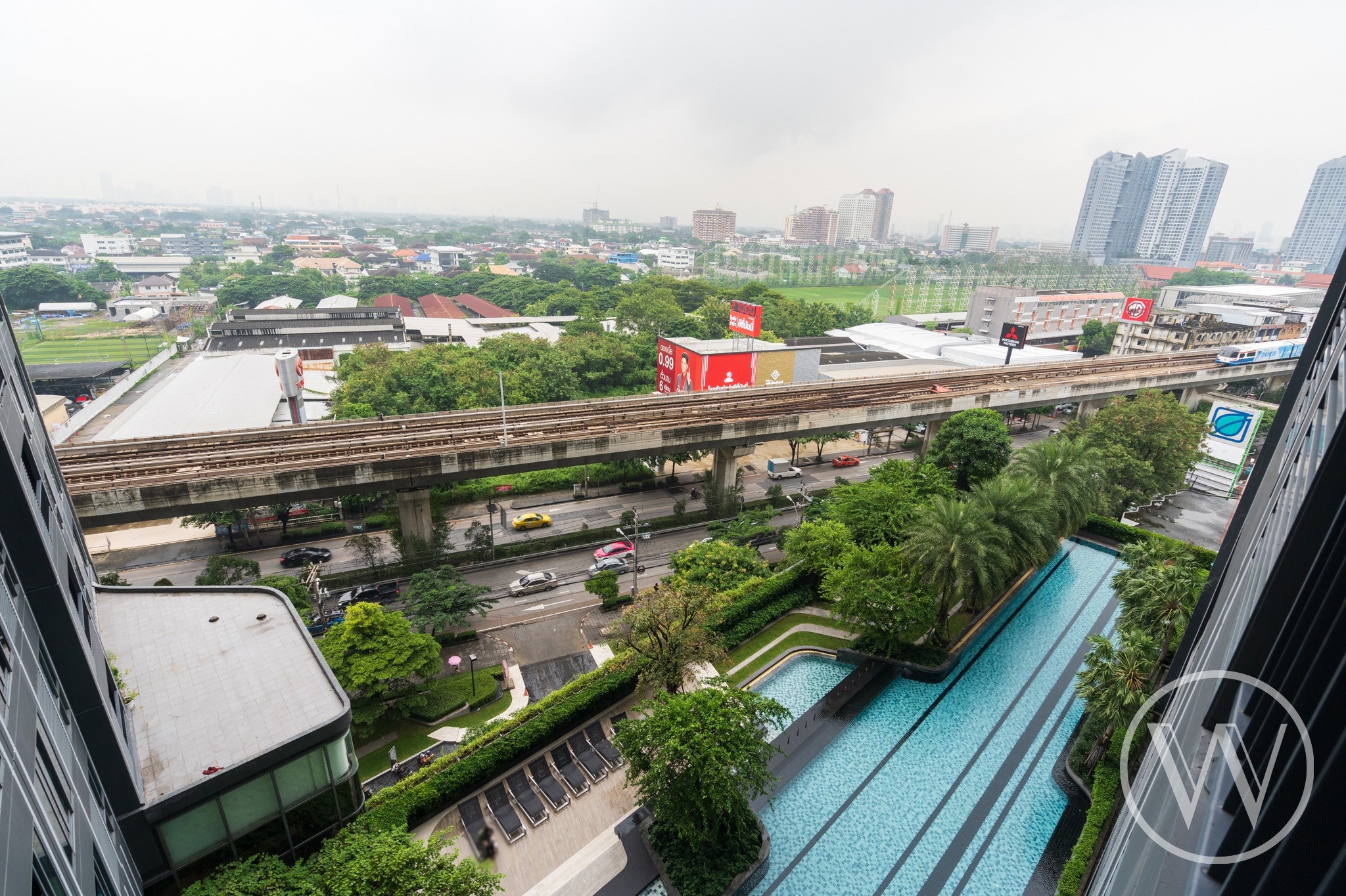 ขายคอนโดหรูติด BTS บางนา IDEO MOBI Sukhumvit Eastgate ไอดีโอ โมบิ สุขุมวิท อีสท์เกต ห้องสตูดิโอขนาด 22 ตร.ม. ชั้น 11 วิวสระว่ายน้ำ