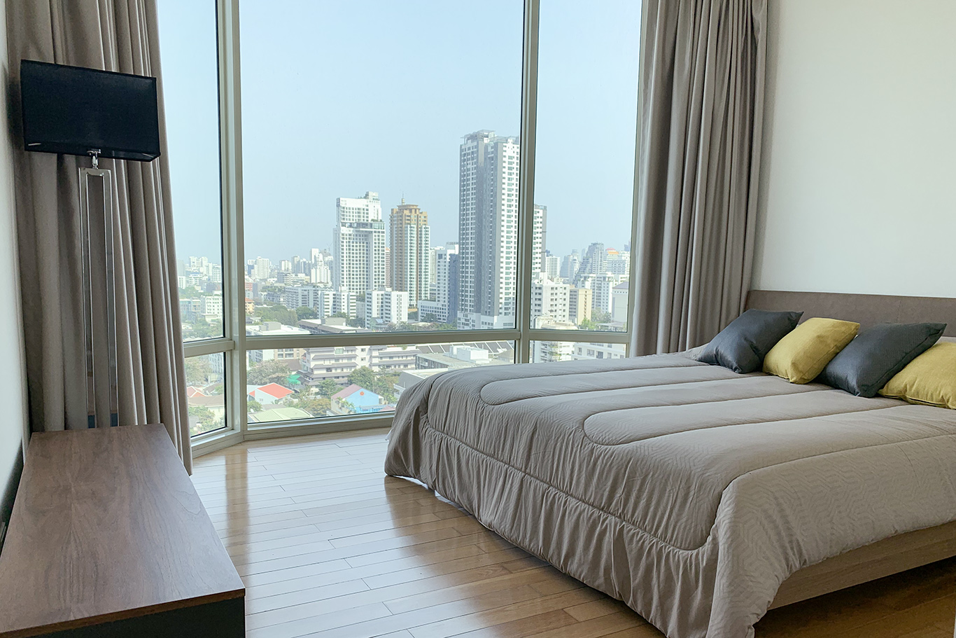 ให้เช่าคอนโด Royce Private Residences (รอย์ช ไพรเวท เรสซิเดนซ์ส) 2 ห้องนอน 2 ห้องน้ำ ขนาด 111.33 ตรม