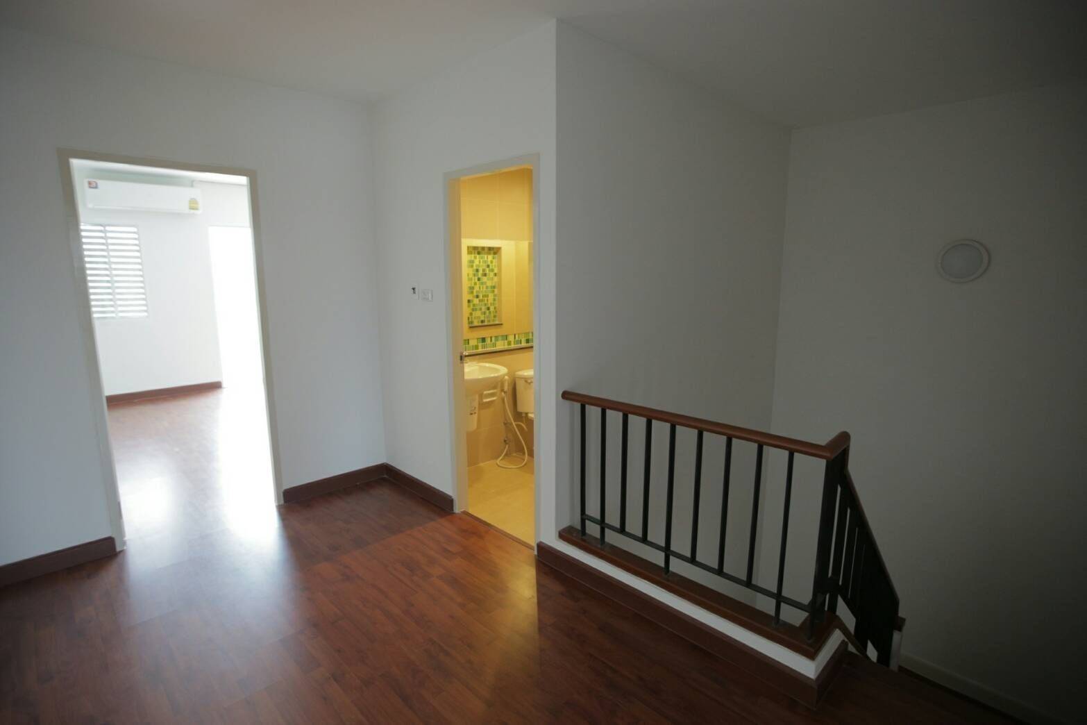 หมู่บ้านชวนชื่นโมดัส วิภาวดี ให้เช่าตึก 3.5 ชั้น ขนาด 20 ตร.วา หน้ากว้าง 5 เมตร