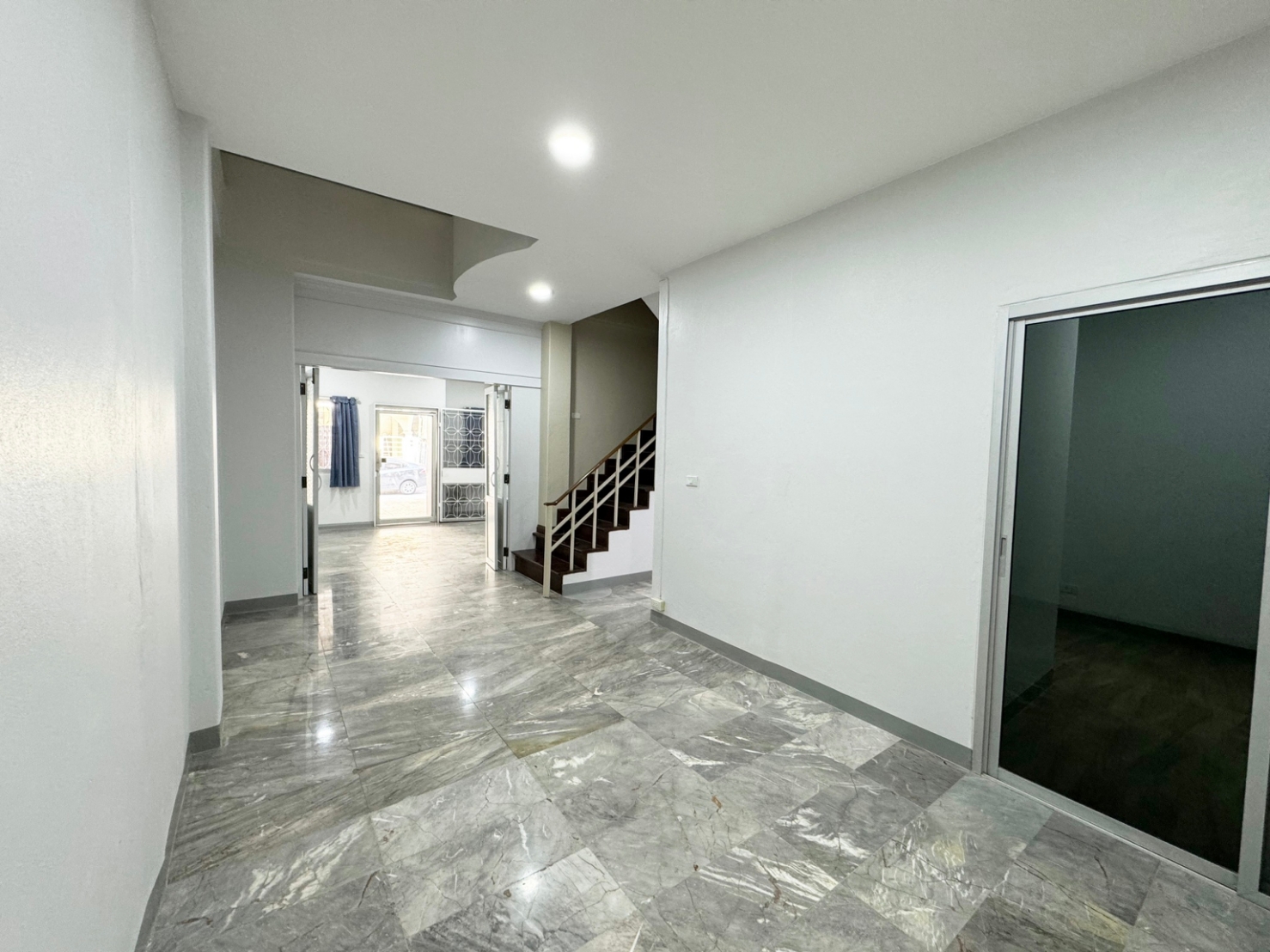 ขาย / ให้เช่าทาวน์เฮ้าส์ 4 ชั้น เนื้อที่ 31.5 ตร.วา พื้นที่ใช้สอยกว่า 300 ตร.เมตร หมู่บ้านวราธรวิลล์ พัฒนาการ 44 พร้อมอยู่