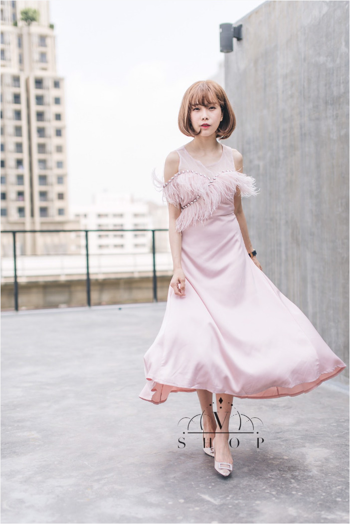 ชุดเดรสยาวออกงานสีชมพู แต่งขนฟรุ่งฟริ้งช่วงอก แนวสวยชิค น่ารัก ดูดี เหมาะสำหรับใส่เป็นชุดออกงาน ชุดไปงานแต่งงาน