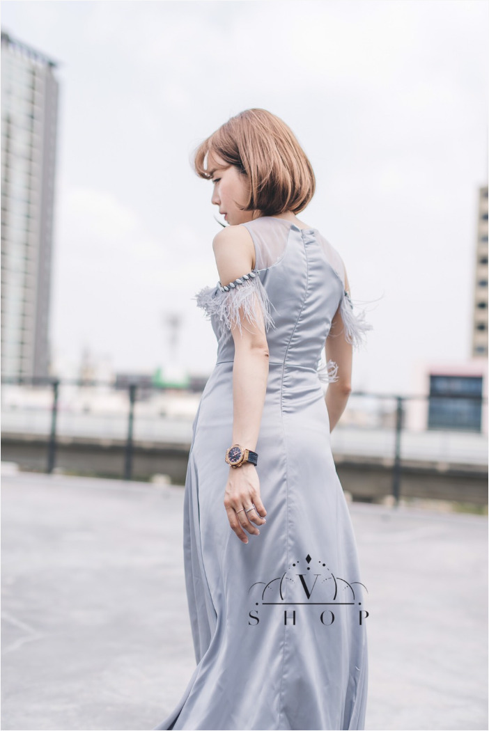 ชุดเดรสยาวออกงานสีเทา แต่งขนฟรุ่งฟริ้งช่วงอก แนวสวยชิค น่ารัก ดูดี เหมาะสำหรับใส่เป็นชุดออกงาน ชุดไปงานแต่งงาน